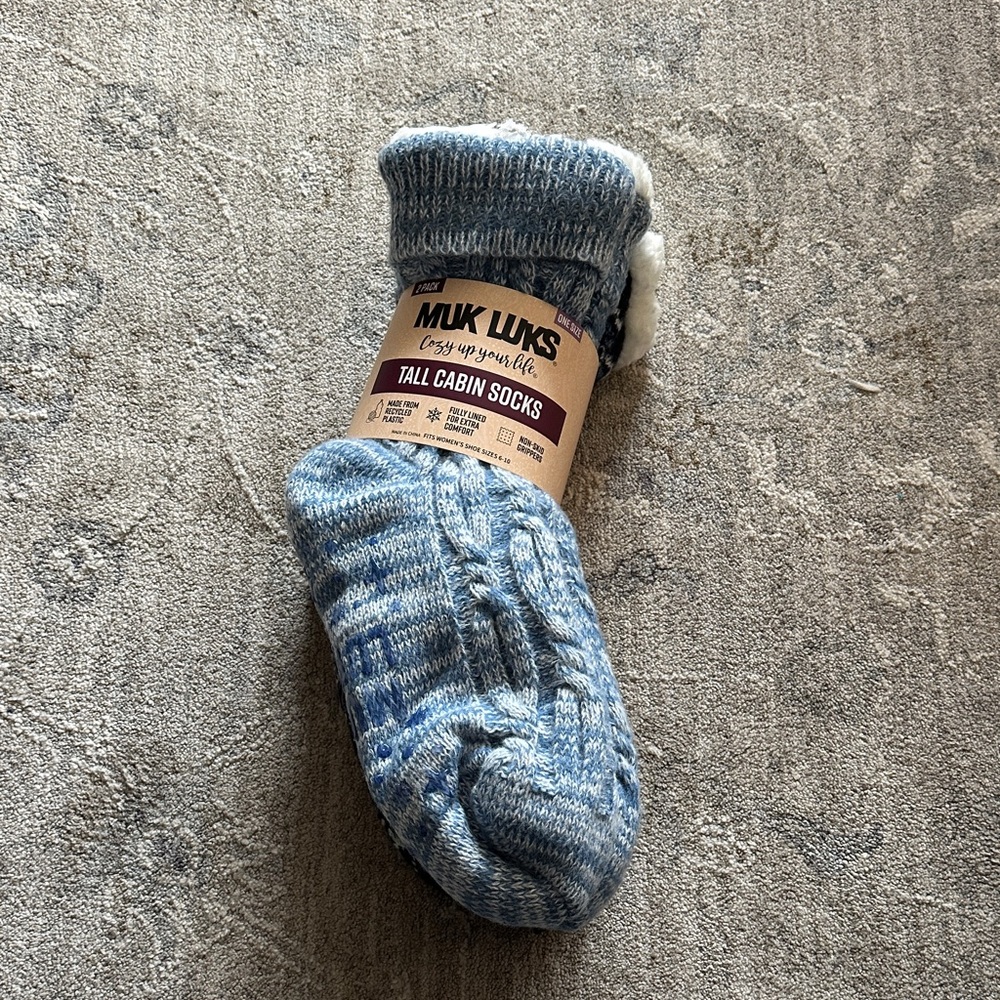 Ladies Muk Luks tall cabin socks
Size OS
Light/dark blues